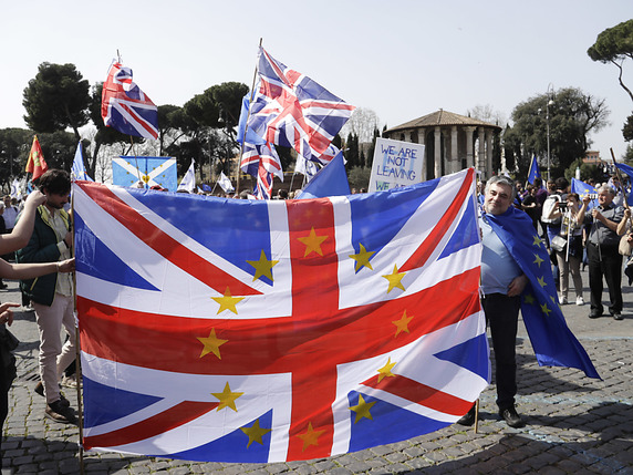 Des Britanniques opposés au Brexit arborent l'Union Jack frappée des étoiles européennes. © KEYSTONE/AP/GREGORIO BORGIA