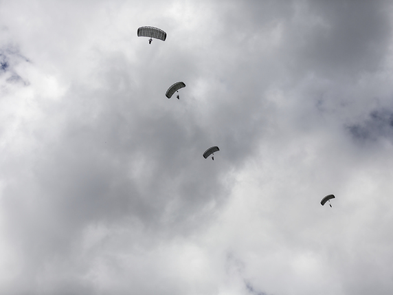 Les quatre parachutistes professionnels ont sauté normalement de l'hélicoptère, mais ont dévié de leur trajectoire (image symbolique). © KEYSTONE/GAETAN BALLY
