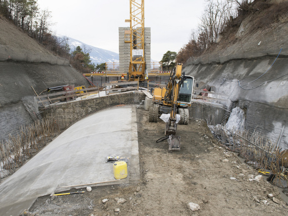 Une nouvelle voûte a été construite au-dessus de l'ancien tunnel de la Raspille en Valais. Celui-ci sera détruit ce weekend (archives). © Keystone/THOMAS DELLEY