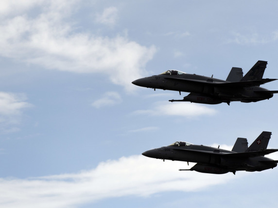 Les avions de combat devraient pouvoir mener des attaques au sol, selon une commission du National (archives). © KEYSTONE/LAURENT GILLIERON