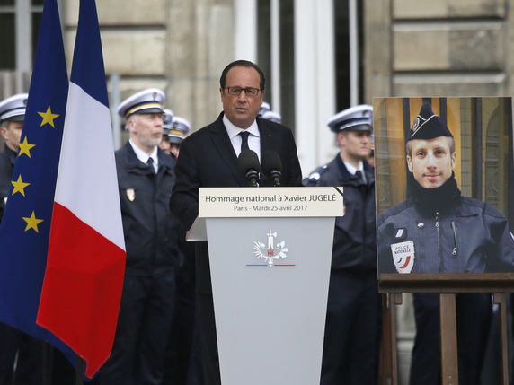 François Hollande a salué la mémoire de Xavier Jugelé, tué à 37 ans par un "fanatique haineux qui voulait tuer des policiers et perpétrer un carnage". © Keystone/AP/FRANCOIS MORI