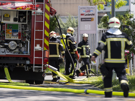 Une centaine de pompiers, sapeurs, secouristes et policiers ont été engagés après l'explosion suivie d'un incendie à l'usine Leclanché. © KEYSTONE/JEAN-CHRISTOPHE BOTT