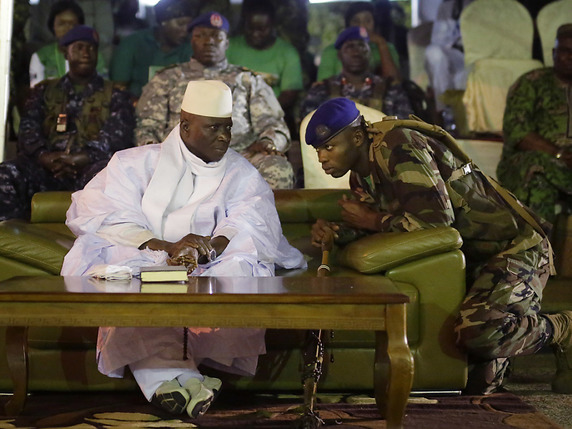 Battu lors de l'élection du 1er décembre dernier et aujourd'hui en exil, Yahya Jammeh (en blanc) a dirigé la Gambie d'une main de fer pendant plus de 22 ans (archives). © KEYSTONE/AP/JEROME DELAY