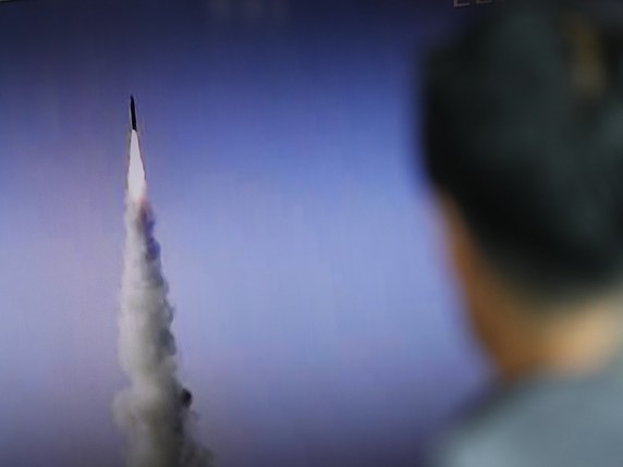 Pyongyang a affirmé lundi avoir réussi un tir de missile à moyenne portée. Le dirigeant nord-coréen Kim Jong-Un a lui-même supervisé le test dimanche. © KEYSTONE/EPA/JEON HEON-KYUN