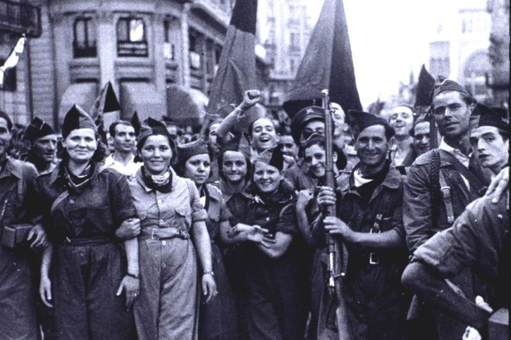 Départ d’une colonne de la Fédération anarchiste ibérique pour le front de l’Aragon, le 28 août 1936, à Barcelone. © Perez de Rozas, Archives photographiques de Barcelone/DR
