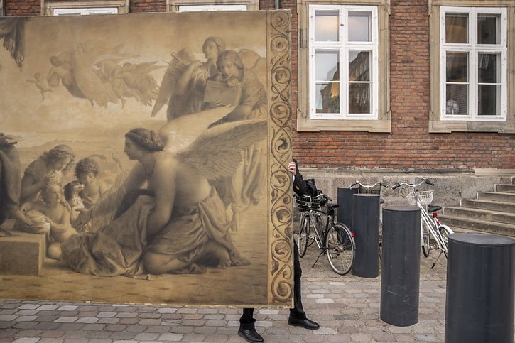 Des gens transportent des peintures historiques hors du bâtiment. © KEYSTONE/EPA/Ida Marie Odgaard