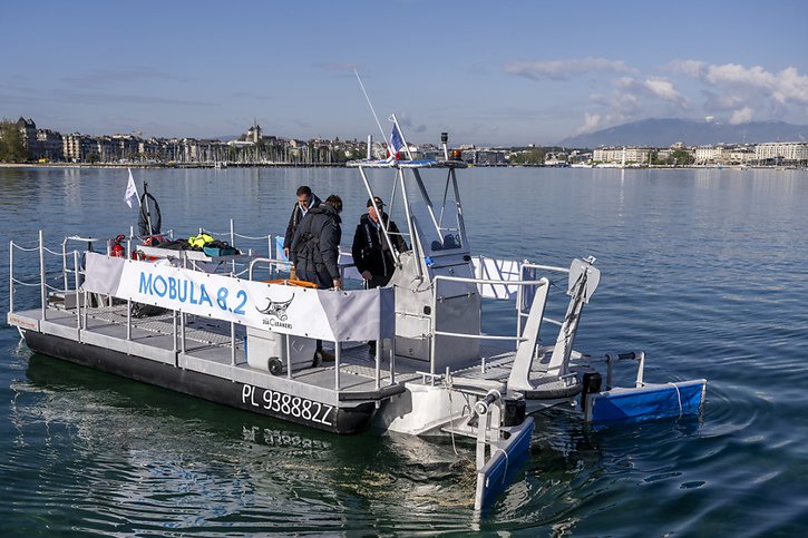 L'association SeaCleaners a présenté son nouveau bateau Mobula 8.2 dans la rade genevoise. © KEYSTONE/MARTIAL TREZZINI
