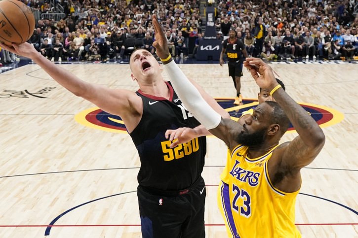 Jokic (à gauche) et les Nuggets mènent 3-0 face aux Lakers de LeBron James © KEYSTONE/AP/Jack Dempsey