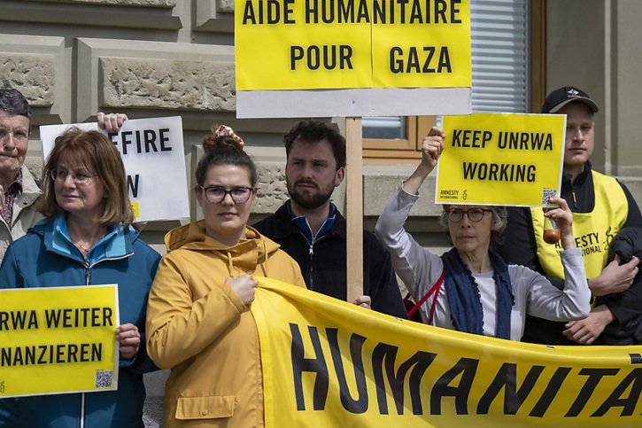Amnesty International a déposé deux pétitions de plus de 45'000 signatures demandant la poursuite de l'aide humanitaire suisse à Gaza. © KEYSTONE/PETER SCHNEIDER
