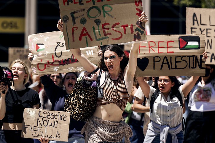 Des étudiants pro-palestiniens continuent de manifester sur les campus américains. © KEYSTONE/AP/Sarah Reingewirtz