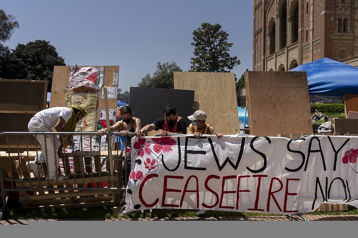 Manifestants pro-palestiniens à l'université de Californie, Los Angeles (UCLA). © KEYSTONE/AP/Jae C. Hong