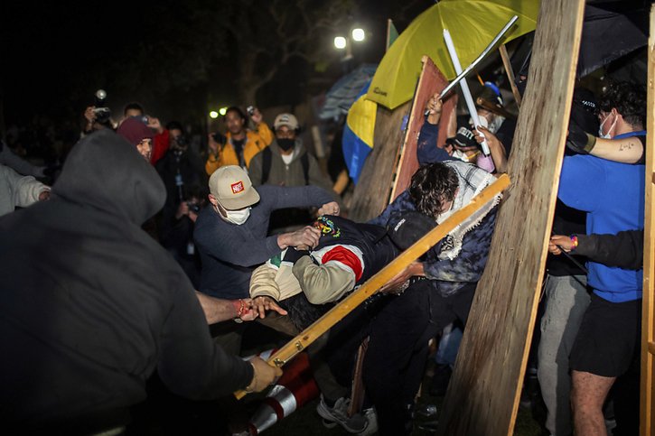 Les heurts ont éclaté quand un important groupe de contre-manifestants, pour beaucoup masqués, a attaqué un campement pro-palestinien installé sur une pelouse de l'Université de Californie (UCLA). © KEYSTONE/AP/Ethan Swope