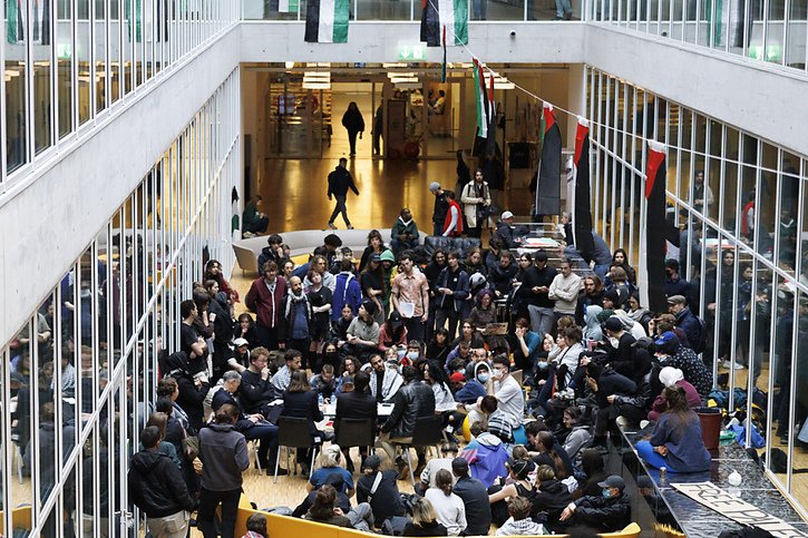 L'occupation pro-palestinienne se déroulait dans le hall d'entrée du bâtiment Géopolis de l'Université de Lausanne (UNIL). © Keystone/NOEMI CINELLI