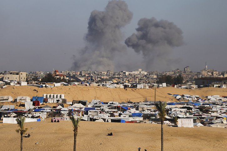 De la fumée s'est échappée au-dessus de Rafah après des frappes aériennes menées par l'armée israélienne. © KEYSTONE/AP/Ismael Abu Dayyah