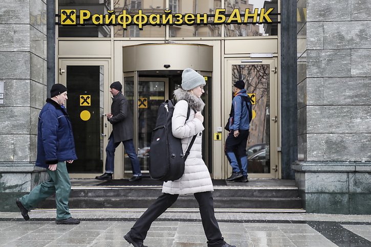 Plus de deux ans après l'invasion de l'Ukraine, l'autrichien Raiffeisen demeure la plus grande banque occidentale opérant en Russie. (archives) © KEYSTONE/EPA/YURI KOCHETKOV
