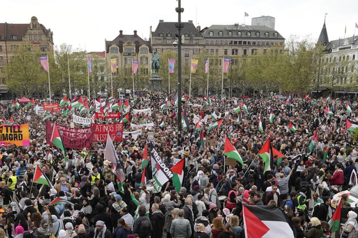 Partis de la grande place de Malmö, les manifestants, plus de 5000 personnes selon AFP, ont défilé dans la grande artère piétonne de la ville, brandissant des drapeaux palestiniens. © Keystone/AP/MARTIN MEISSNER