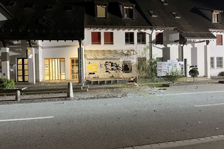 Le dynamitage du postomat a endommagé sérieusement la façade de l'office postal et touché également des bâtiments environnants. © Police cantonale BL