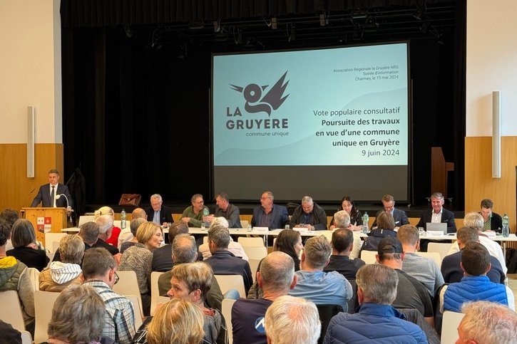 Une huitantaine de personnes a assisté à la séance présidée par le préfet de la Gruyère, Vincent Bosson. © DR